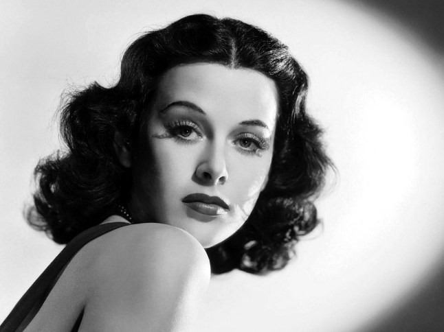 Hedy Lamarr, en una de les transformacions més sorprenents dels temps moderns, va evolucionar d’estrella del cinema eròtic a deessa de l’enginyeria.